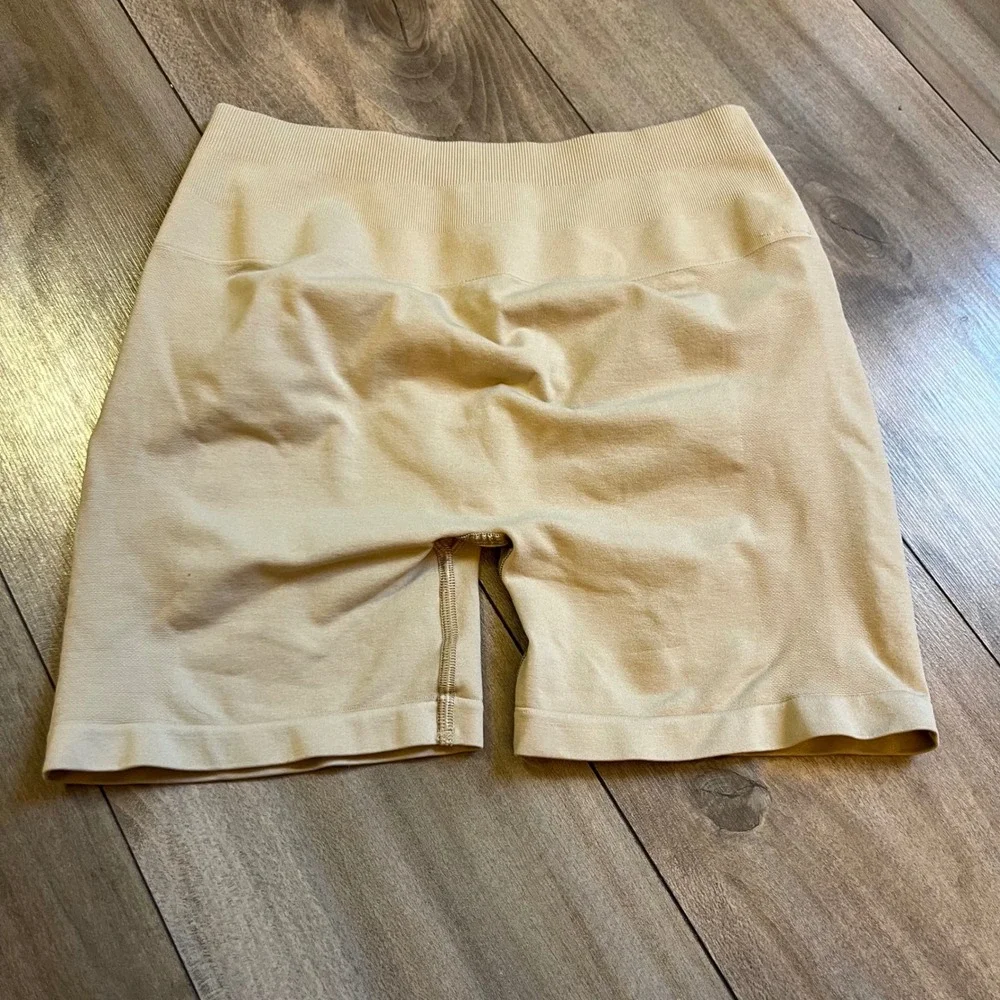 Alphalete Womens Amplify Seamless Shorts Large Tan Beige Set of 2 Bin B-50 - Picture 2 of 6